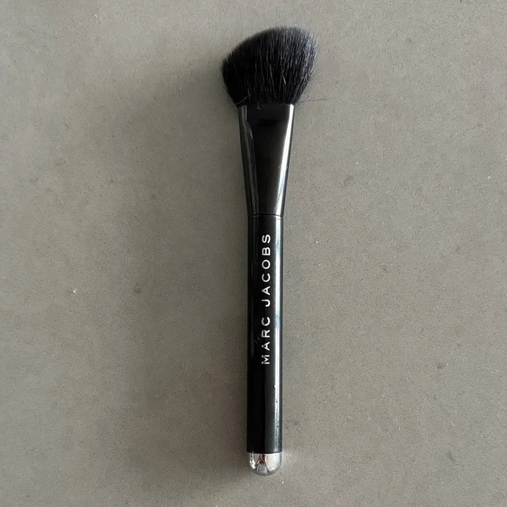 Marc Jacobs Sleek Blush Black Makeup Brush